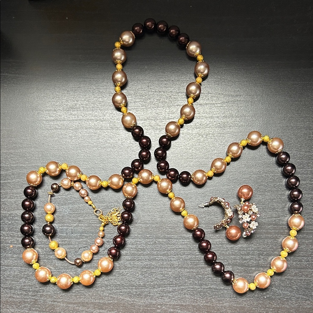 Gorgeous Pearl Necklace, Bracelet and Earring Set y.